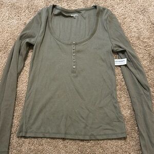 Fitted green old navy shirt. New with tags